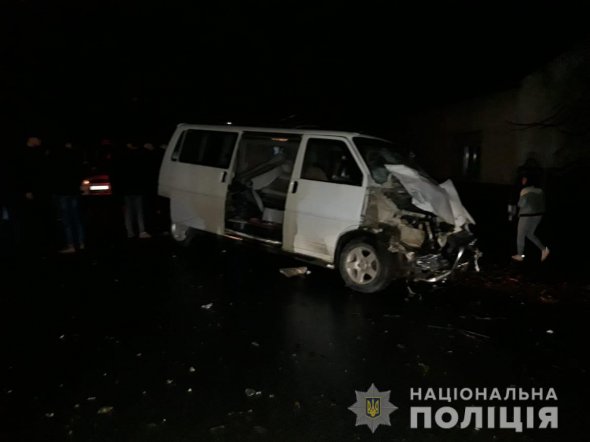 Попередньо, 26-річний  водій  автомобіля   Volkswagen Transporter T4 не пропустив  Volkswagen Passat на повороті з  головної  на другорядну дорогу