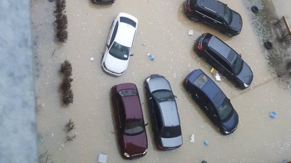 В Соломенском районе Киева прорвало трубу возле жилого дома. Вода затопила подвалы, дворы и машины, которые были там припаркованы