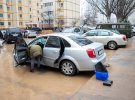 У Солом'янський районі Києва  прорвало трубу біля житлового будинку. Вода   затопила підвали, подвір'я і машини, які були там припарковані