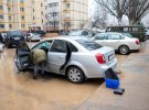 У Солом'янський районі Києва прорвало трубу біля житлового будинку. Вода затопила підвали, подвір'я і машини, які були там припарковані