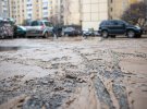 У Солом'янський районі Києва прорвало трубу біля житлового будинку. Вода затопила підвали, подвір'я і машини, які були там припарковані
