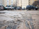 В Соломенском районе Киева прорвало трубу возле жилого дома. Вода затопила подвалы, дворы и машины, которые были там припаркованы