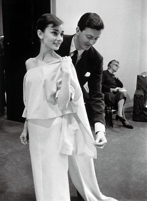 Французский дизайнер Юбер де Живанши поправляет платье британской актрисе Одри Хепберн. Она была его музой больше 40 лет