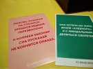 На Хрещатику більше 500 закладів громадського харчування. Більшість назв – англійською та українською мовами. Назва кількох закладів є як в українській, так і російській. 