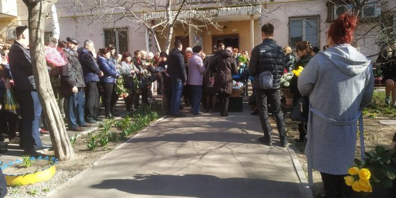 У  Запоріжжі прощаються із 8-річною Анною Ждан, яку вбила дерев’яна скульптура у парку «Дубовий гай»