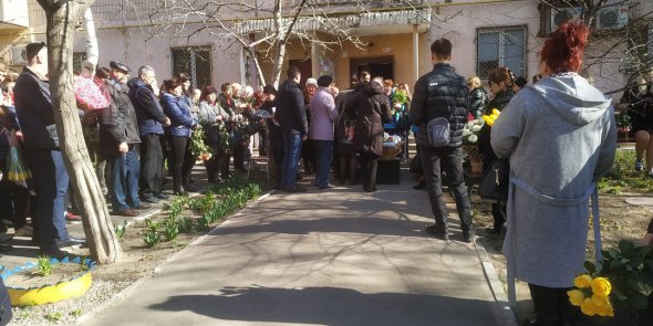 У  Запоріжжі прощаються із 8-річною Анною Ждан, яку вбила дерев’яна скульптура у парку «Дубовий гай»