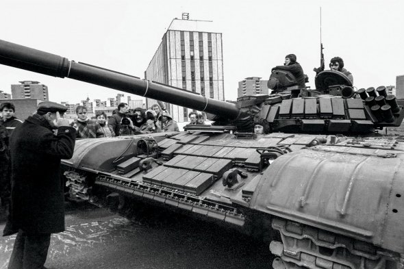 Чоловік сварить  радянських солдатів у центрі Вільнюса 13 січня 1991 року. Танки ввели у столицю в березні 1990-го після прийняття парламентом акта ”Про відновлення незалежної Литовської держави”