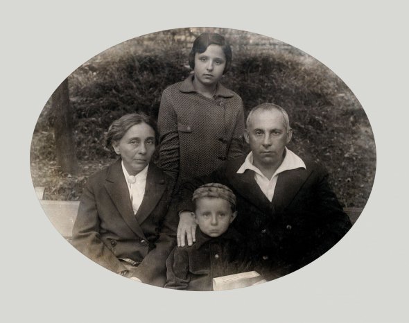 Максим Рильський  із дружиною Катериною, сином Богданом  і племінницею Любою  в Києві, середина 1930-х 
