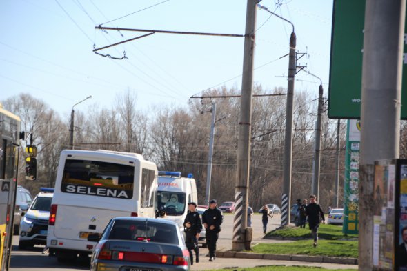 Полтавчан изрядно встревожили обучения среди спального района, на которых отрабатывали взаимодействие экстренных служб при выявлении пациента с коронавирусом