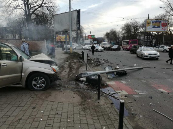 Люди чекали на зелене світло, аби перейти дорогу, коли в світлофор врізався автомобіль