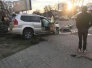 Люди чекали на зелене світло, аби перейти дорогу, коли в світлофор врізався автомобіль