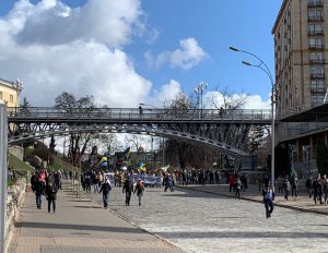 На марш принесли банери з Кивою. Фото: Апостроф