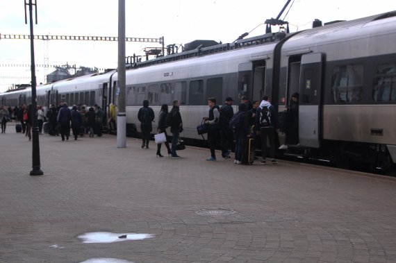На Київському вокзалі Полтави вийти з перону можна лише через будівлю вокзалу