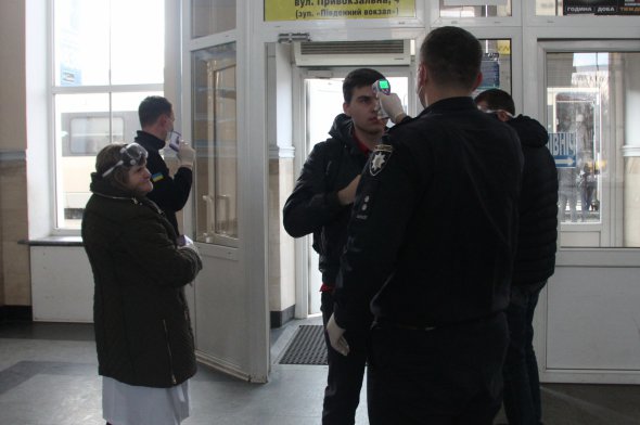На Київському вокзалі Полтави вийти з перону можна лише через будівлю вокзалу, де на вході п'ятеро членів мобільної групи вимірюють температуру безконтактними термометрами