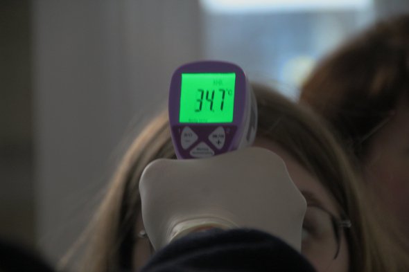 Пассажирам, прибывающим из других областей, измеряют температуру бесконтактными термометрами