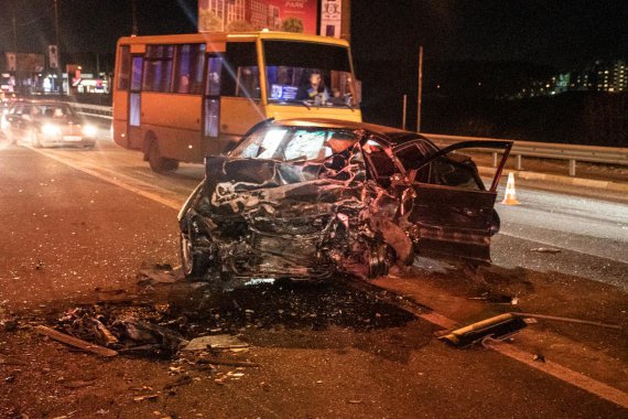 Под Киевом произошла авария с участием трех авто. Погибли двое водителей, еще одна пассажирка - покалечилась