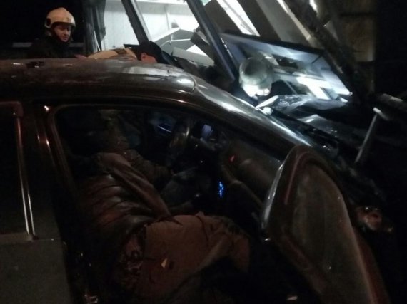 На Днепропетровщине водитель Skoda Octavia не справился с управлением и въехал в минимаркет. Два человека в тяжелом состоянии