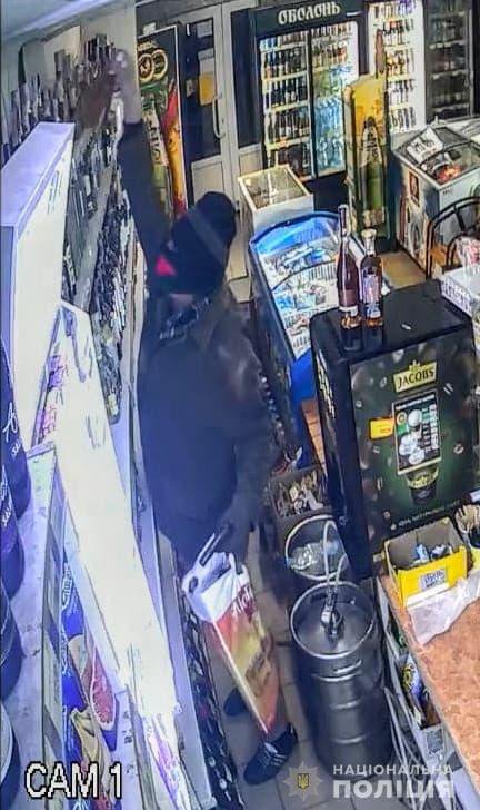 В Лисичанске Луганской области неизвестный в маске выстрелил в живот продавщице и убежал