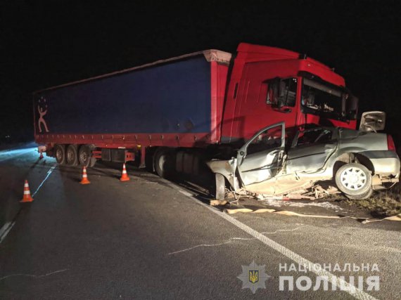 На Рівненщині у лоб зіткнулися    Dacia Logan і вантажівка DAF. Загинули водій та пасажирка легковика