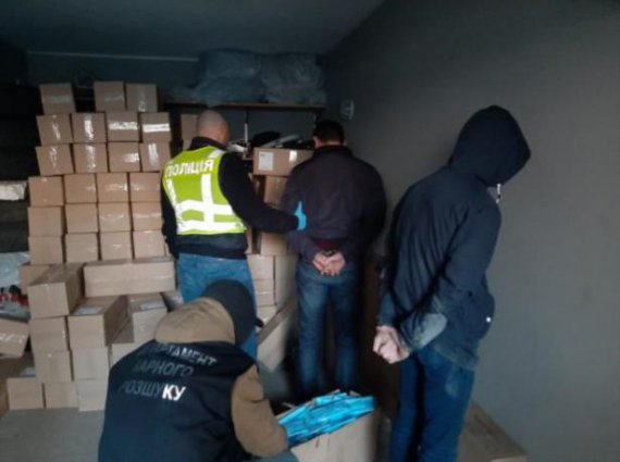 В Киеве правоохранители задержали группу злоумышленников, которые с оружием украли у предпринимателей 100 тыс. медицинских масок