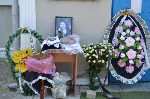 Похоронили переселенку Яну Униченко, которая прославилась колоритной росписью стен