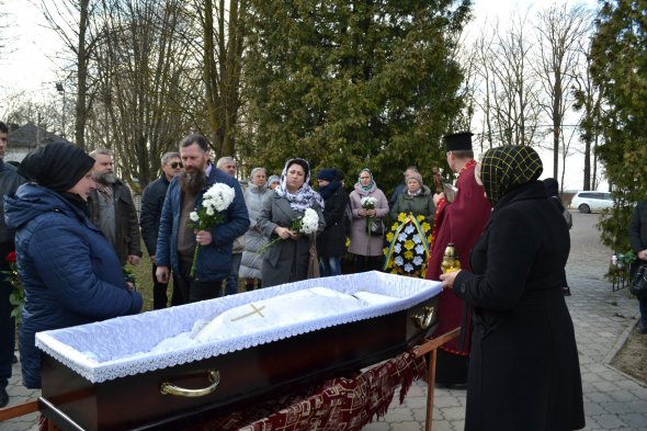 Поховали переселенку Яну Униченко, яка прославилася колоритним розписом стін