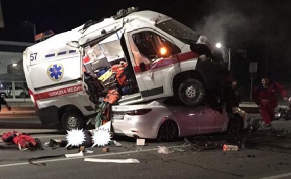 В Виннице «скорая» после столкновения с микроавтобусом упала на легковушку