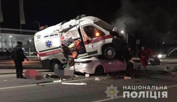 В Виннице в результате аварии с участием автомобиля скорой помощи Peugeot Boxer, микроавтобуса Renault Trafic и легковика Mazda травмированы 5 человек