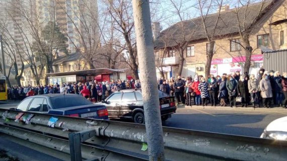 Киевляне массово пользуются общественным транспортом. Масок не используют