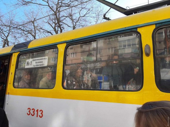 Общественный транспорт Одессы в первый день ограничительных карантинных мероприятий переполнен