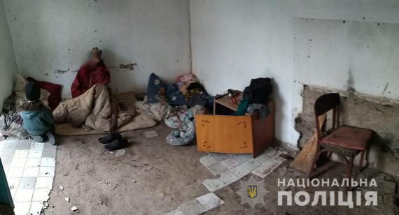 У одному з сіл Скадовського району на Херсонщині в покинутому хліві  оселилися жінка з 7-річним сином. Мати пиячила. А дитина просила їсти селом