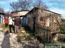 У одному з сіл Скадовського району на Херсонщині в покинутому хліві  оселилися жінка з 7-річним сином. Мати пиячила. А дитина просила їсти селом