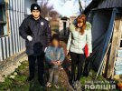У одному з сіл Скадовського району на Херсонщині в покинутому хліві  оселилися жінка з 7-річним сином. Мати пиячила. А дитина просила їсти селом