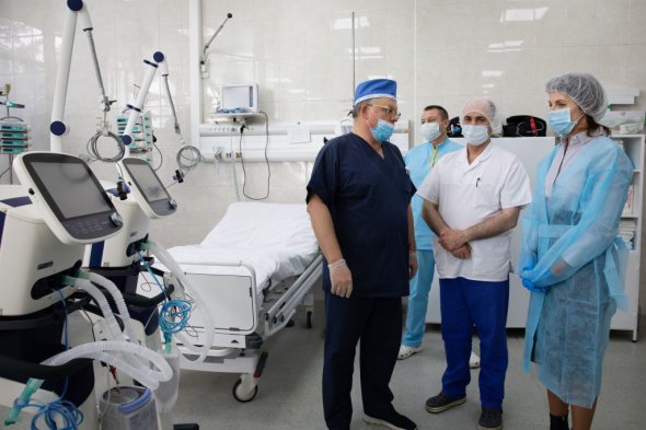 Жена лидера партии "Европейская Солидарность" Петра Порошенко Марина передала Киевской городской клинической больницы скорой медицинской помощи первые два аппарата искусственной вентиляции легких