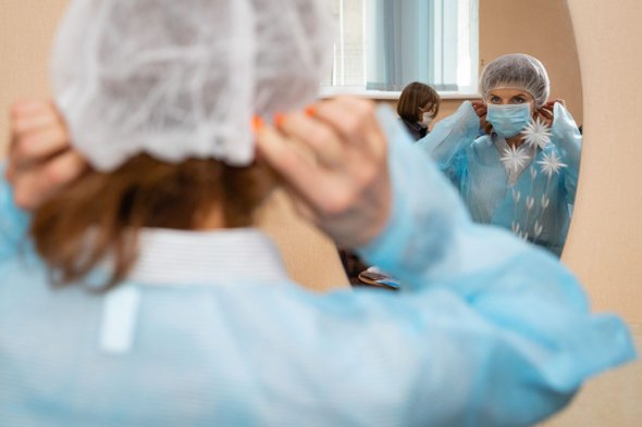 Дружина лідера партії "Європейська Солідарність" Петра Порошенка Марина передала Київській міській клінічній лікарні швидкої медичної допомоги перші два апарати штучної вентиляції легень