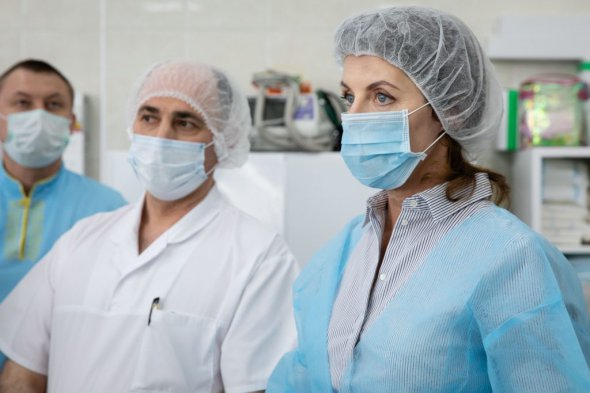 Жена лидера партии "Европейская Солидарность" Петра Порошенко Марина передала Киевской городской клинической больницы скорой медицинской помощи первые два аппарата искусственной вентиляции легких