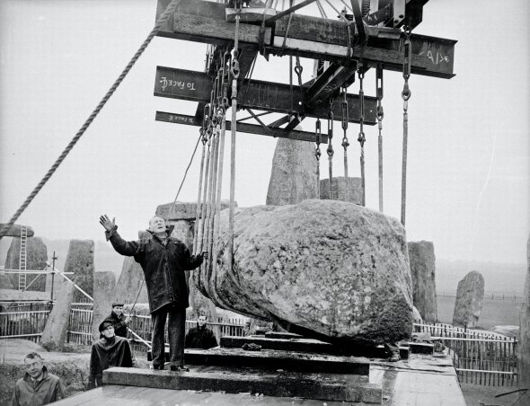 Найбільший у Великій Британії кран піднімає 18-тонний камінь пам’ятки Стоунхендж за 130 км від Лондона 28 березня 1958-го. Культовий комплекс звели 3–2,5 тис. років до н. е. Має кілька кіл, викладених 7-метровими каменями. Земля під одним із них просіла – і брила впала. Вирішили зробити реконструкцію. Основу забетонували, а камені скріпили залізними перемичками