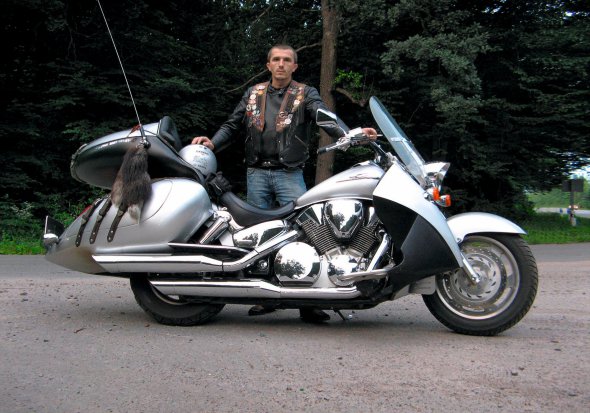 Олександр Нечепуренко стоїть біля свого мотоцикла Honda. За власним дизайном виготовив обтікачі та кофри – багажники