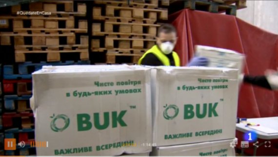 В эфире испанского телевидения показали сюжет о том, что в страну привозят средства индивидуальной защиты из Украины