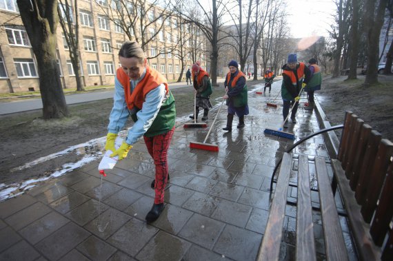 Комунальні служби миють вулиці, тротуари, зупинки, транспорт, сходові клітки будинків