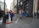 Коммунальные службы моют улицы, тротуары, остановки, транспорт, лестничные клетки домов