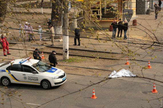 В Одессе под трамвай попала женщина и погибла на месте