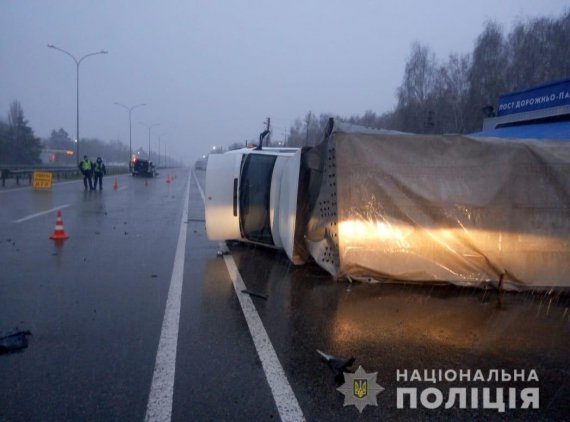 Під Києвом  Mercedes-Benz Vito після зіткнення із Mercedes-Benz Sprinter перекинувся і влетів у стаціонарний пост поліції