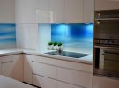 Интерьер кухни: выбор стеклянной поверхности над плитой
