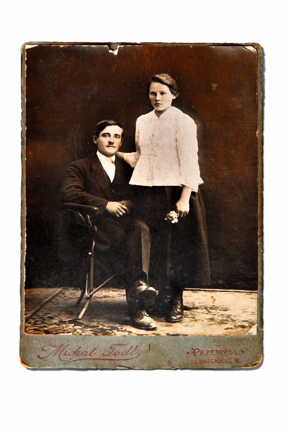 Іван Миколайович, батько Антоніни Сус, служив старшиною в австрійській армії, згодом працював писарем. Мати Марія Йосипівна вела домашнє господарство. Фото зроблено в Перемишлі під час польської окупації Галичини