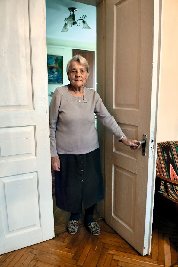 Антоніна СУС, 93 роки, продавщиця. Народилася 17 квітня 1926-го в селі Гнатковичі за 10 кілометрів від Перемишля. Батько Іван Миколайович служив старшиною в австрійській армії, згодом працював у рідному селі писарем-секретарем і бухгалтером. Мати Марія Йосипівна була домогосподаркою. Закінчила сім класів місцевої школи. Вчилася в торговельній гімназії в Перемишлі. У травні 1945-го родину переселили на територію сучасної України, в село Чишки Пустомитівського району на Львівщині. Працювала вихователькою в дитячому садку, продавщицею. 40 років прожила у шлюбі зі Степаном Костянтиновичем. Він був завідувачем у меблевому магазині й дяком у церкві. Помер 1986-го. Має чотирьох дітей, шістьох онуків і правнука. Членкиня суспільно-культурного товариства ”Надсяння”. Живе в місті Винники на Львівщині