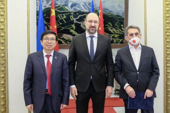 Прем'єр України з міністром охорони здоров'я (з права) та послом Китаю.
