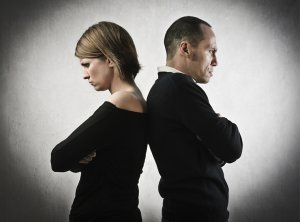 Якщо один або обидва партнери втратили інтерес до того, як поводиться інший, значить, вони на шляху до розлучення.