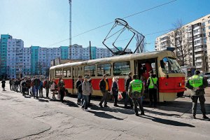 Черга на трамвай на одній із зупинок Києва 20 березня. Двома днями раніше громадському транспорту заборонили перевозити одночасно більше 10 людей. Із 23 березня по 3 квітня обмеження посилили. Їздити трамваями, автобусами й тролейбусами можуть тільки медпрацівники, аптекарі, поліцейські, рятувальники, продавці магазинів, працівники стратегічних підприємств