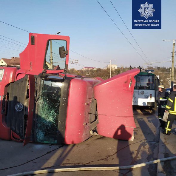 В результате ДТП были травмированы водитель троллейбуса и несовершеннолетняя пассажирка